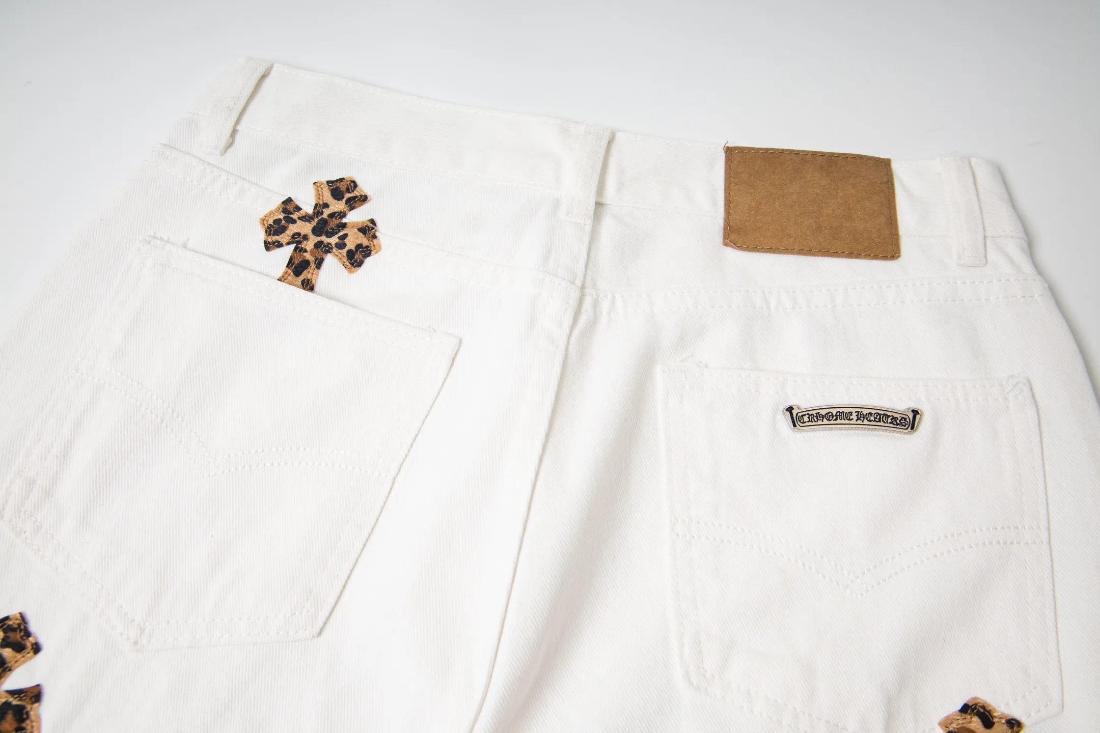 P240 Chrome Hearts & Chrome Hearts high street jeans with leopard print and vintage graffiti paintings on a white background. Chrome Hearts are the most popular pants in color. Made of beaded canvas fabric, heavy washing makes the upper body of the fabric more textured and the pants are tall and straight! The three-dimensional cutting of the whole trousers is a masterpiece! The hardware is customized by zp. The beaded canvas fabric is thick and soft after being washed. It has good breathability. Customized small leather label. Unique design. The details are simple and elegant, and the workmanship is exquisite. The whole trousers are neatly routed and the details are in place! Trendy people have been disappointed. From the quality selection of fabrics, the tailoring of details, and the matching of patterns, everything is impeccable! The upper body is so handsome when worn...it can be easily worn by men, women and children! The craftsmanship is made of heavy-duty washed pure cotton denim fabric. After washing, it is soft and thick. It is very stylish when worn on the body. Style number: 1782# Color: white Size: 28 30 32 34 (S-XL)